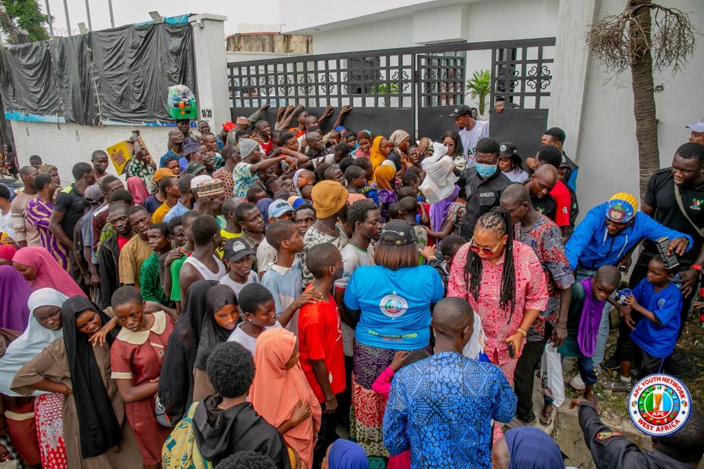 Beneficiaries receive free food during the APC Youth Network West Africa weekly outreach programme at Agidingbi, Ikeja, Lagos.