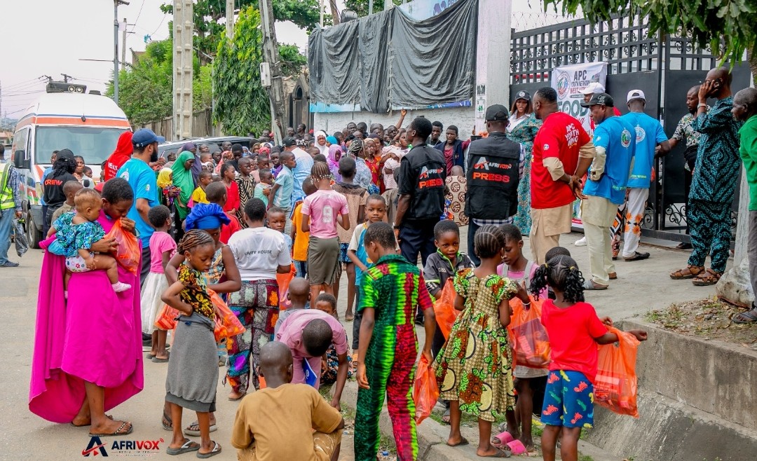 APCYN-WA food outreach continues as Director-General Olatunde Igbasan supports members of the public and champions welfare of the less privileged.