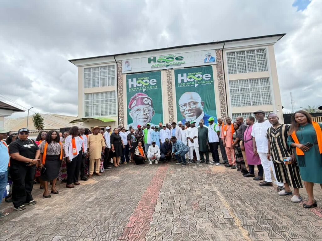Funkekeme Solomon speaking to APC support groups in Asaba